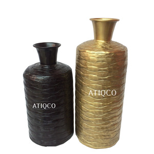 Vase de sol Atiqco en aluminium noir, design côtier moderne et élégant, pot de fleurs intelligent doré, dernière collection en vente - Product Image 5