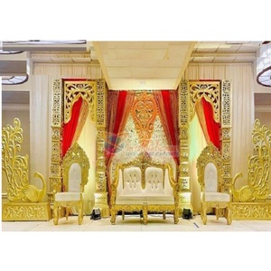 ชุดแต่งงานสีทองสไตล์บอลลีวูดแบบดั้งเดิม พร้อมเวทีจัดงานเลี้ยงสไตล์ราชวัตตา ออกแบบมาสำหรับการตกแต่งงานแต่งงานแบบราชวงศ์ในสหราชอาณาจักร - Product Image 1