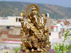 Estatua de Ganesha Sentado Hecha a Mano con Acabado en Latón de Nirmala Handicrafts, Decoración para el Hogar o Templo, Bendición Dorada, Vinayaka, Dios Hindú Ganesha - Product Image 2