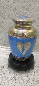 Urne funéraire en laiton bleu de Brassworld India's Fournitures funéraires pour adultes de style américain avec motif gravé en argent - Product Image 3