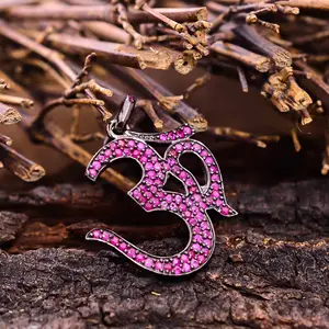 Nuovo arrivo rosa rubino Designer Micro pavé nascita pietre preziose gioielli 925 argento Sterling coppia regalo indiano personalizzato om ciondolo