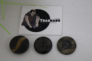Bouton en corne de buffle naturel fait à la main en forme circulaire et motif imprimé en noir et marron Boutons de vêtement Tradnary - Product Image 3