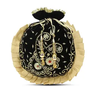 美丽的新娘Potli包，天鹅绒面料上有时尚的Zari刺绣，用于婚礼批发