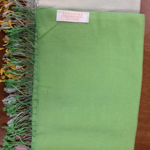 Echarpe Pashmina Traditionnelle Super Douce et Élégante dans Tous les Matériaux Nouvelle Collection de Châles et Echarpes - Product Image 2