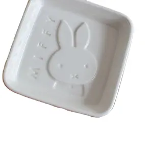 白色陶瓷酱油蘸酱/调味品蘸盘，里面有可爱的压花兔子图案