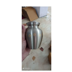 Urne inhabituelle en laiton argenté avec patte dorée Urne de crémation pour animaux de compagnie de qualité supérieure d'Inde Fournitures funéraires uniques - Product Image 1