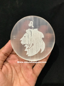 Belle PLAQUE DE CHARGE EN SÉLÉNITE GRAVÉE DU ZODIAQUE CAPRICORNE AGATE MUNTAHA Forme de cercle blanc avec cristal cristallin - Product Image 5