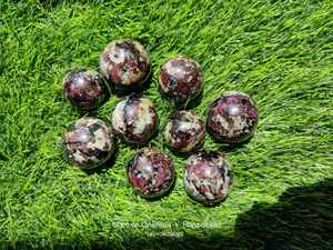 Sphère de cristal d'eudialyte naturelle polie, pierre précieuse de guérison - Product Image 6