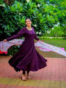 ชุดเดรสทรงปล่อยผ้าเรยอนลายสลับสไตล์คลาสสิก / ชุดคุर्ตาพร้อมผ้าคลุมไหล่พิมพ์ลายดิจิทัลสำหรับผู้หญิง - Product Image 2