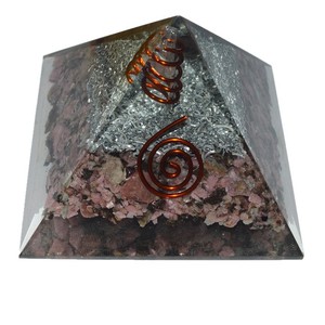 Pyrémittes d'Orgone en Opale Rose de Bonne Qualité avec Pointe de Cristal : Pyrémittes d'Orgone en Opale Rose avec Pointe de Cristal à Vendre - Product Image 1