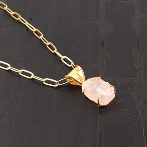 Collar con colgante de cuarzo rosa natural sin cortar, forma elegante, chapado en oro de 18k, piedra de nacimiento de enero, cadena tipo clip. - Product Image 3