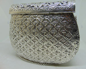 Vintage Indian Brass <b>Clutch</b> <b>Purse</b> for Women Hand-Carved Floral Metal Frame Pearl Decorations Flap Shoulder Bag for Evening Use - Product Image 4