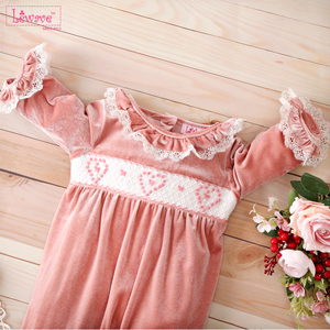 Robe smockée décontractée pour fille avec des cœurs géométriques mignons en rose, OEM ODM, 100% coton, vêtements pour filles, vente en gros, personnalisable, pour bébés filles - Product Image 5