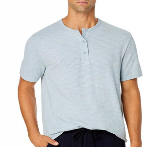 Camiseta Henley de verano OEM Premium en blanco, color azul claro, para hombre, personalizada con impresión de logotipo. - Product Image 3