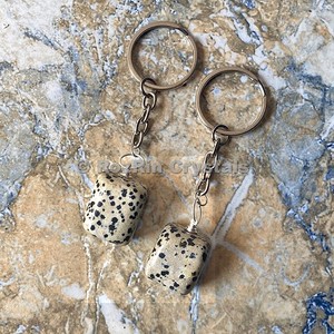 Porte-clés en dalmatiane, pierre brute, offre spéciale, - Product Image 1