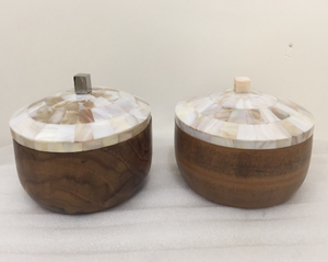 Caja redonda de dericota con incrustación, con tapa blanca - Product Image 1