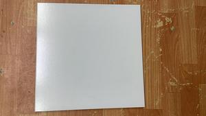 Carreaux de sol en porcelaine blanche nacrée brillante de haute qualité, fabriqués en Inde - Product Image 4