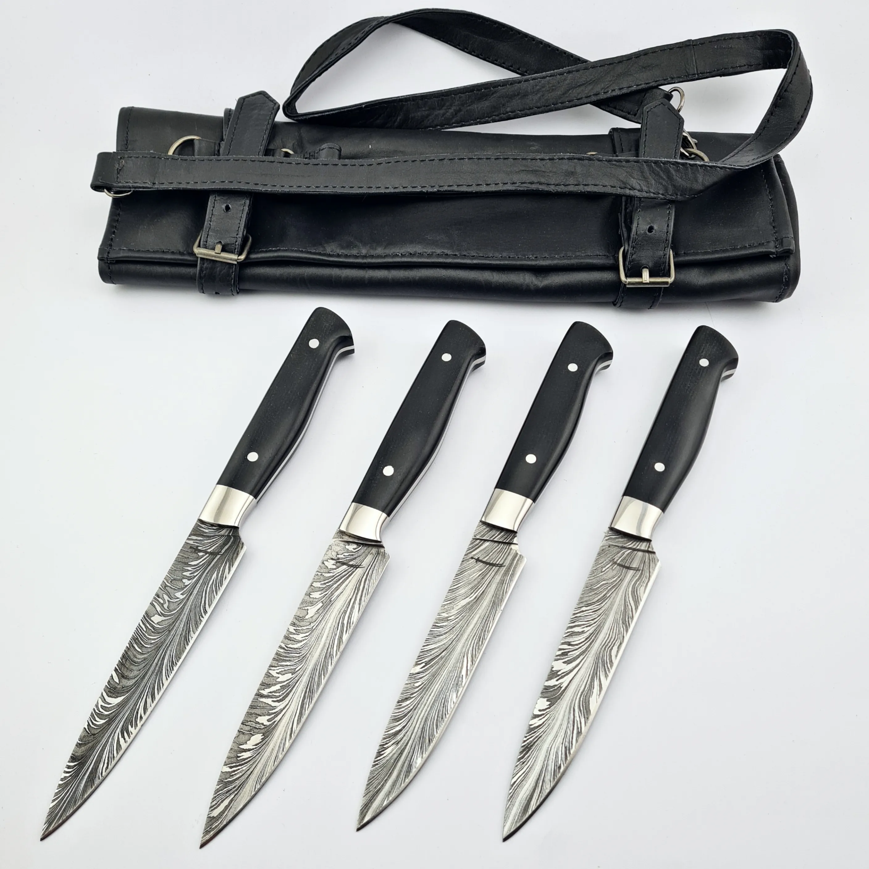 Set di coltelli da bistecca quattro coltelli da bistecca con borsa per il trasporto in pelle coltelli da damasco in piuma nera con manico in microfibra nera