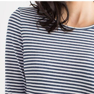 T-shirt décontracté pour femme en polyester à fond large avec coupe latérale grande taille avec logo décoratif - Product Image 6