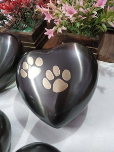 Pattes dorées en laiton pour animaux de compagnie peintes en forme de cœur, fournitures d'enterrement, cuivworld, inde - Product Image 2