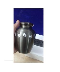 Urne de crémation noire avec patte d'animal de compagnie imprimée, fournitures de funérailles par Brassworld inde - Product Image 1