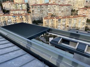 Système de Pergola Bioclimatique de Luxe Motorisée avec Toit à Lames Orientables en Aluminium, Rétractable, Étanche et Éclairage RVB à Intensité Variable - Product Image 5