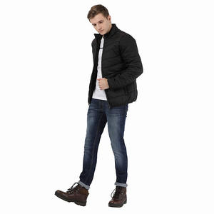 Chaqueta acolchada negra recubierta para hombre con cuello levantado y decoración de patrón Ropa cómoda de invierno en oferta - Product Image 6