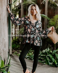 Elegante Vestido Largo de Verano Estilo Bohemio Clásico con Estampado Floral, Color Negro, Manga Larga, Estilo Imperio, Cuello Cruzado con Borlas - Product Image 3