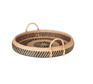 Bandeja para servir de ratán hecha a mano en diseño tejido natural con elegantes asas de madera, perfecta para una elegante decoración del hogar y la cocina - Product Image 1