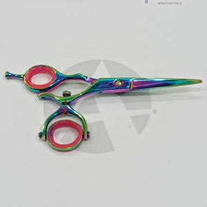 กรรไกรตัดผมแฟนซีไทเทเนียมหลายสีที่สามารถเคลื่อนย้ายได้หนึ่งชิ้นพร้อมที่วางสกรูและที่วางนิ้วแบบปรับได้ - Product Image 5