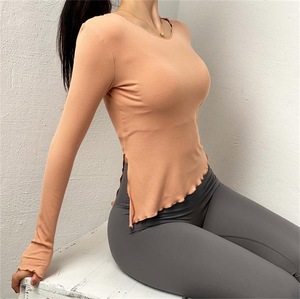 T-shirts sexy de yoga pour femmes, hauts à manches longues, vêtement de sport et de yoga, avec coupe latérale et style dentelle au dos, - Product Image 2