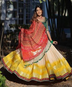 Dernière Collection de Créateurs Brodé Coloré Travail Manuel Lehenga Choli avec Blouse Vêtements Traditionnels Personnalisés Vente en Gros Ethnique - Product Image 4