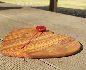 Tabla de cortar de madera hecha a mano en forma de corazón con acabado liso, ideal para uso en cocina y servicio - Product Image 3
