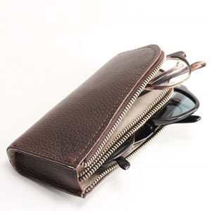 Étui à lunettes en cuir PU haut de gamme personnalisé avec disposition pour contenir 2 lunettes et 2 compartiments zippés au meilleur prix - Product Image 1