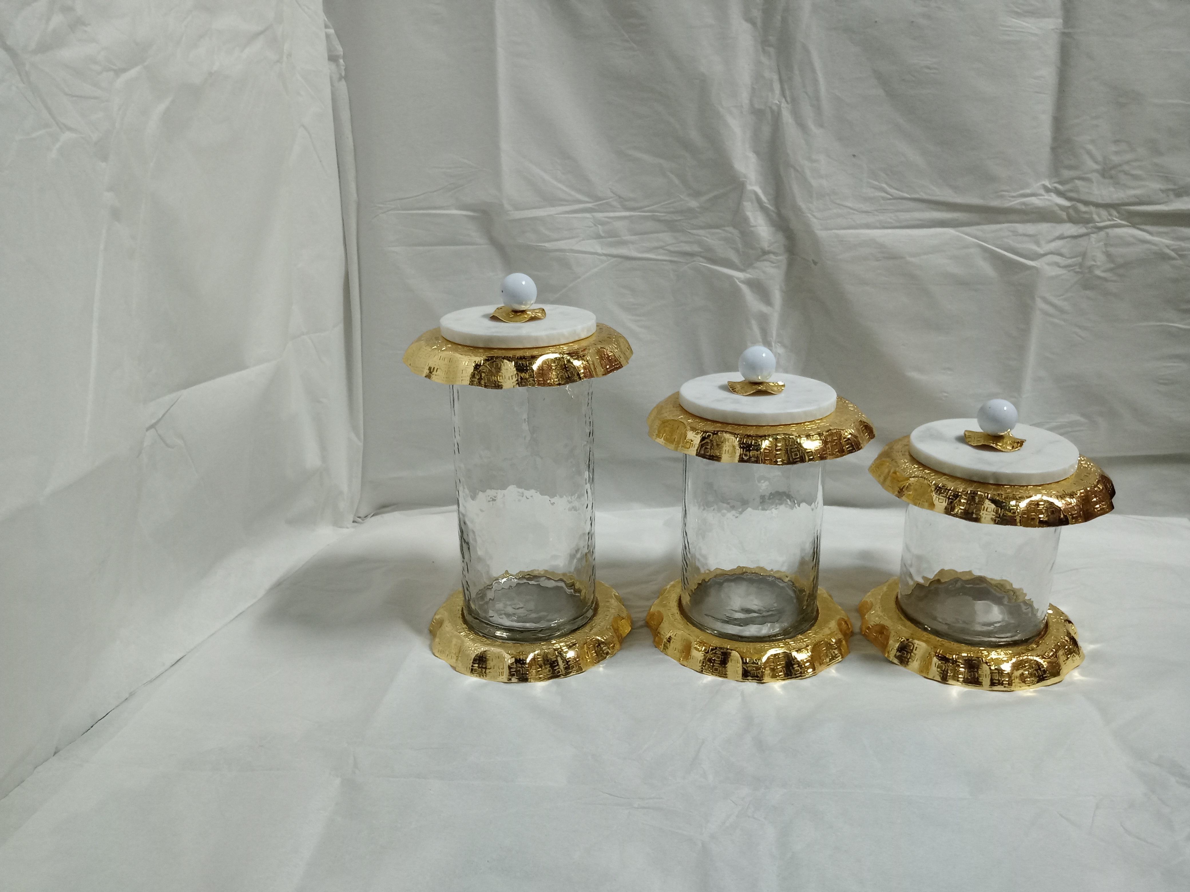 สีขาวและสีทอง