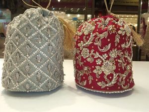 กระเป๋าเจ้าสาวพร้อม LATCAN สวยงามและเย็บปักถักร้อย ZARI ทันสมัยบนผ้ากำมะหยี่สำหรับงานปาร์ตี้และงานแต่งงาน @ 2022 - Product Image 2