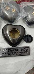 URNE DE CRÉMATION POUR ANIMAUX DE COMPAGNIE EN LAITON GRIS AVEC DEUX PATTES Fournitures funéraires de BRASSWORLD INDIA - Product Image 2