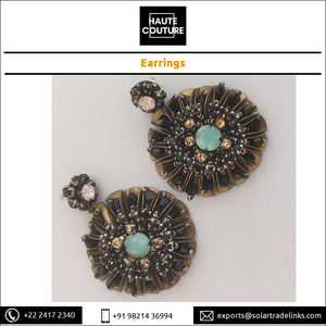 Personnalisation disponible pour boucles d'oreilles faites à la main de petite taille pour femmes tenue décontracté forme circulaire ronde avec poches en métal et pierres - Product Image 4