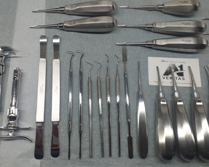 ชุดเครื่องมือทันตกรรมสแตนเลสเกรดพรีเมียม A-1 VERITAS ชุดอุปกรณ์ผ่าตัดและตรวจวินิจฉัยทางคลินิกแบบใช้ซ้ำได้ สำหรับโรงพยาบาล ผลิตตามมาตรฐาน OEM - Product Image 6