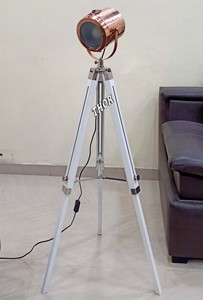 Projecteur de décoration d'intérieur industriel moderne luminaires LED en bois et cuivre Edison ampoule trépied lampadaire pour accessoires de cinéma - Product Image 6