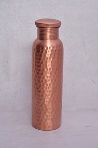 Bouteille d'eau en cuivre pur de haute qualité Bouteilles de stockage de mariage de l'Inde disponibles en différents styles avec emballage Premium - Product Image 2