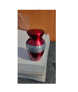 ROTE MINIATUR GEDENKURNE Amerikanischer Stil Kleine Metallurne für Einäscherung Bestattungsbedarf BRASSWORLD INDIA - Product Image 1