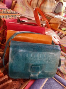 Bolso de mano informal de cuero de cebú genuino de Madagascar, decoración de Rayas de estilo plano con cierre de cremallera de rafia y Asa de algodón - Product Image 6