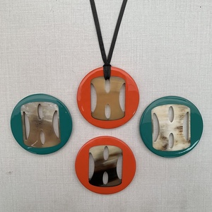 Colgante de moda a granel más vendido para mujer hecho de joyería de cuerno con acabado de laca duradero - Product Image 2