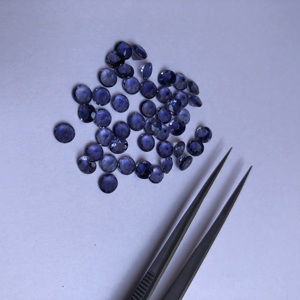 หินไอโอไลต์ธรรมชาติขนาด2มม. 4มม. 6มม. อัญมณีเจียระไนแบบกลมตัดหลวมในราคาโรงงานขายส่งสำหรับการทำเครื่องประดับออนไลน์ทั่วไป - Product Image 1