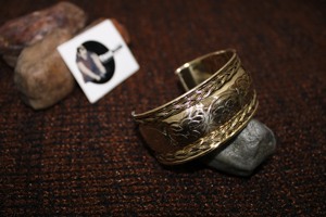 Brazalete tejido de latón con diseño de grabado, gemelos o gemelos para mujer, accesorios de moda de la mejor calidad para fiesta - Product Image 3