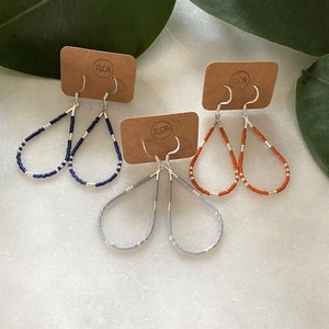 Fabriquées spécialement pour vous, boucles d'oreilles en forme de larme perlées - Boucles d'oreilles en forme de larme avec perles de verre colorées (disponibles en 25 couleurs !) - Product Image 1