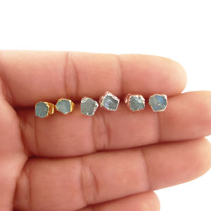 Pendientes pequeños chapados en oro de estilo moderno, piedra lunar natural para bodas o regalos - Product Image 1