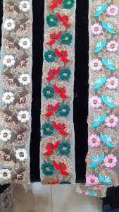 Ruban brodé floral fait main sur mesure dans un large assortiment de motifs adapté aux créateurs de vêtements - Product Image 2