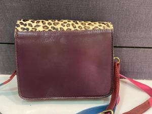 Bolso de mano de cuero reciclado, bandolera de mano de cuero colorido con estilo único - Product Image 3